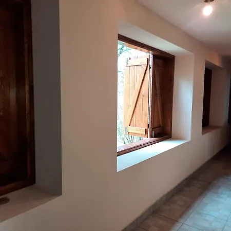 Casa De Peste Apa Holiday home Pesteana